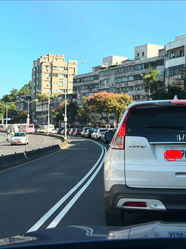 有網友在Threads分享上班路況指出，現在從新北往台北羅斯福路沒有地下道，又要等紅綠燈，雖然周邊交警跟義交大約14名左右，但塞車情況還是難解。 圖：取自billychen Threads