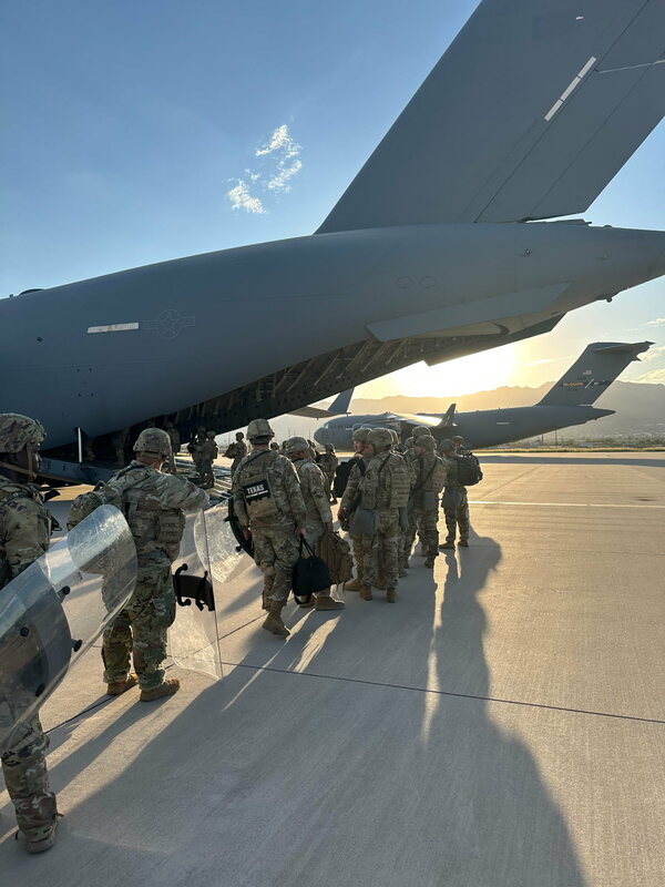 《CNN》指出，一批國民警衛隊已搭乘 C-17 運輸機離開德克薩斯。 圖：翻攝自 X《Greg Abbott》