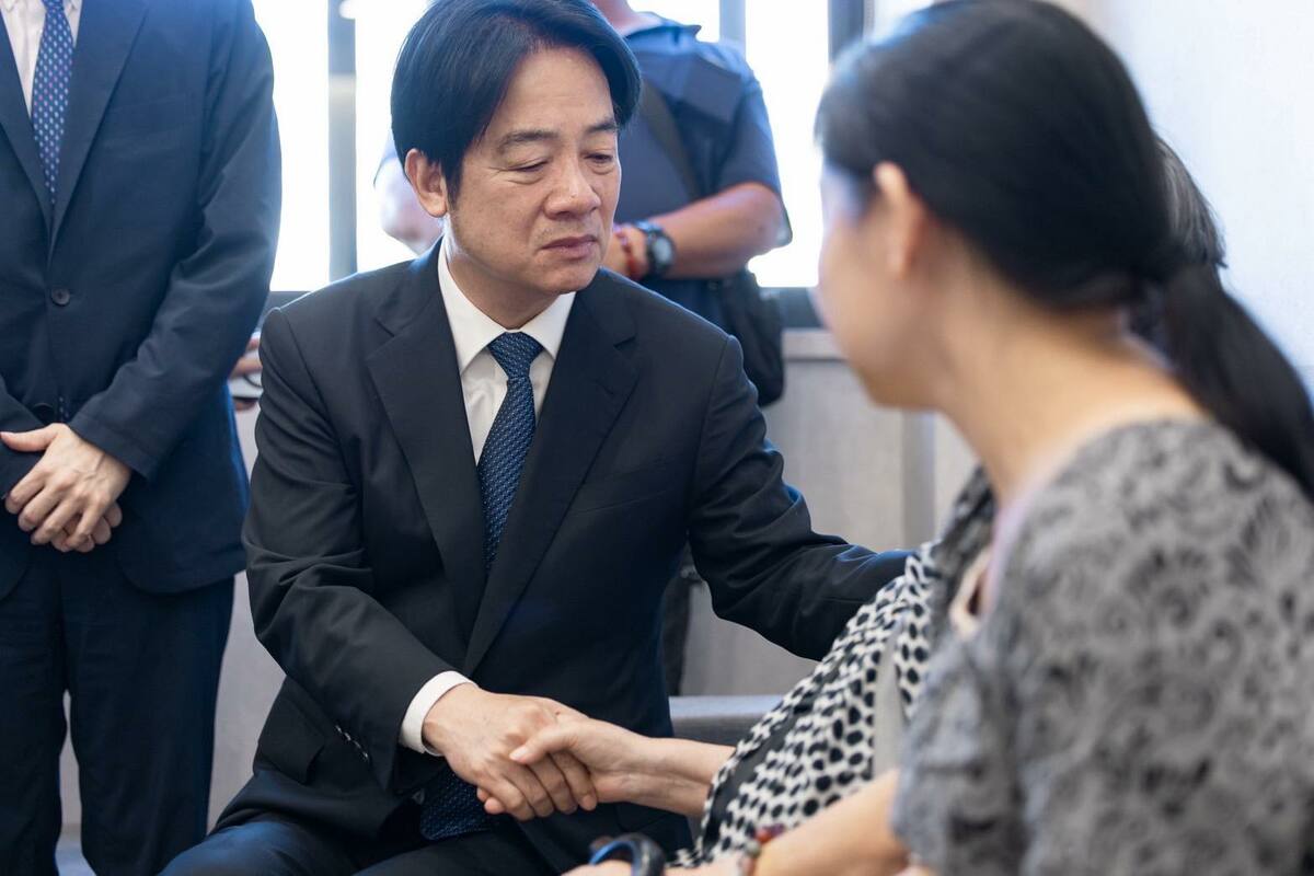 賴清德赴「挖土機超人」林鴻森的靈堂捻香致哀。 圖：翻攝自賴清德臉書