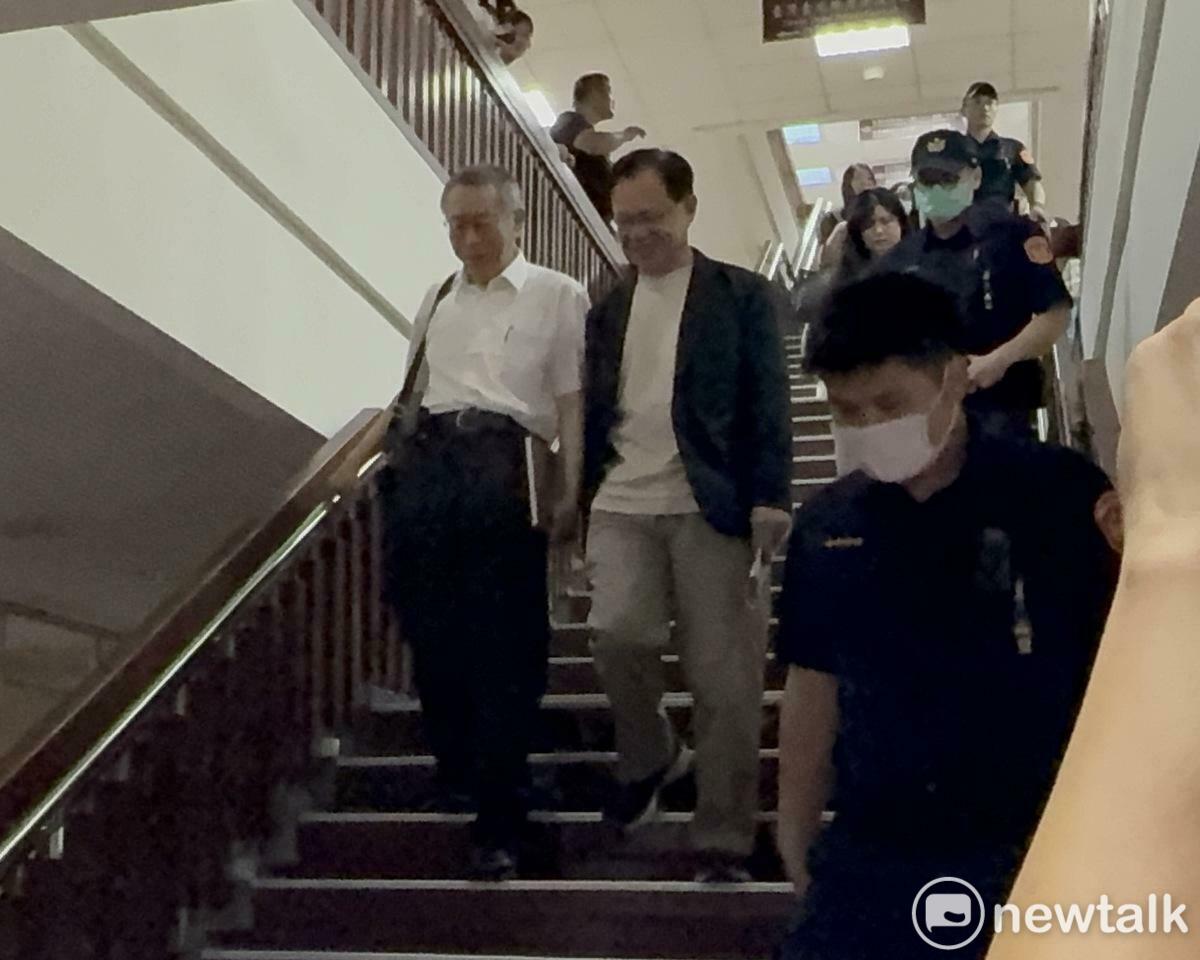 民眾黨前主席柯文哲（左）、民眾黨立委張啓楷（右）。 圖：周煊惠 / 攝
