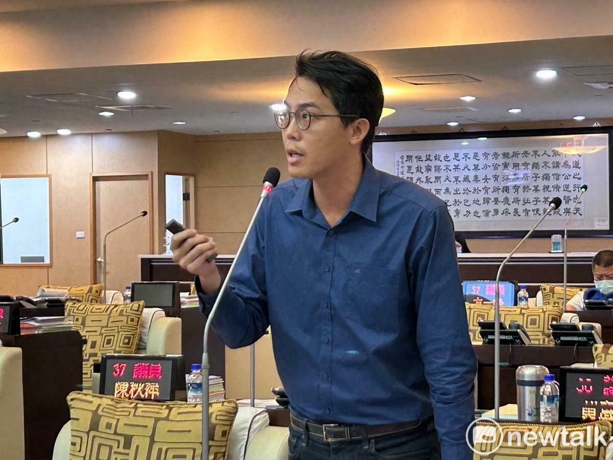 台南市議員李宗霖今日於保安部門業務報告時質詢交通局，再次疾呼儘速成立「捷運局」，擴大編制，以因應接下來的捷運工程。他更提醒，未來務必審慎規劃財務調度與風險控管，確保捷運第一期藍線能在明年如期動工。 圖：李宗霖服務處提供