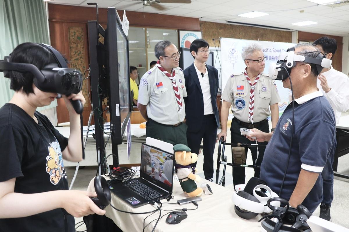 高雄大學攤位結合VR、AI 等技術打造沉浸式互動學習體驗。 圖：高雄市教育局/提供