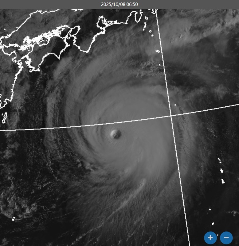 「哈隆」颱風目前位於台北東北東方1千多公里的海面上，上午8時已增強為強烈颱風。 圖：取自鄭明典臉書