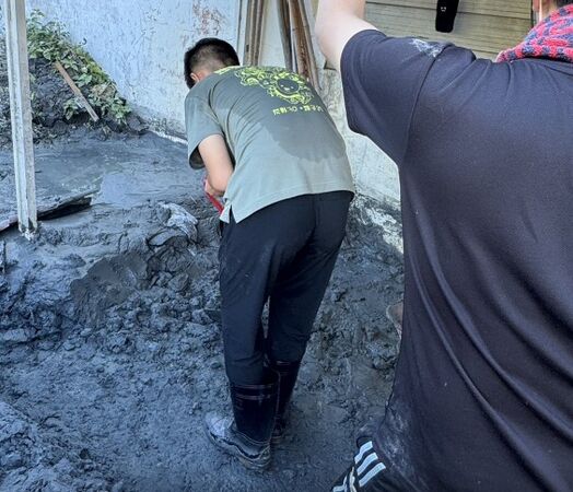 15歲彰化國中生黃靖騰獨自赴花蓮清淤，烈日下揮鏟助災，成最年輕「鏟子超人」，以行動證明助人不分年齡。 圖：黃靖騰／提供