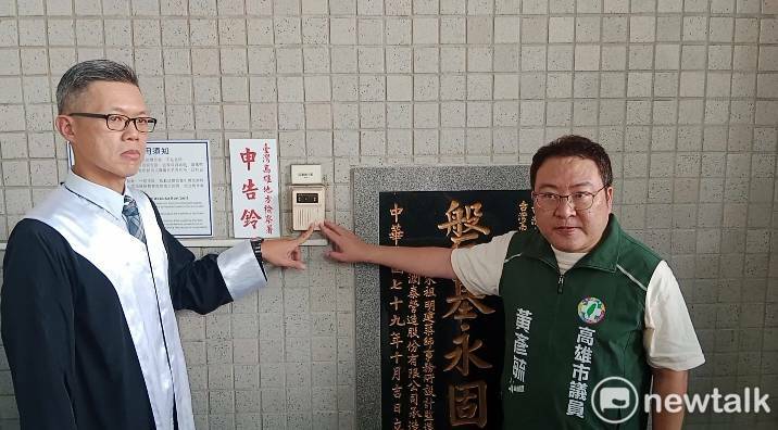 賴瑞隆委請的律師(左)在黃彥毓(右)陪同下，來到高雄地檢署按鈴提告柯志恩及許采蓁。 圖：孫家銘攝