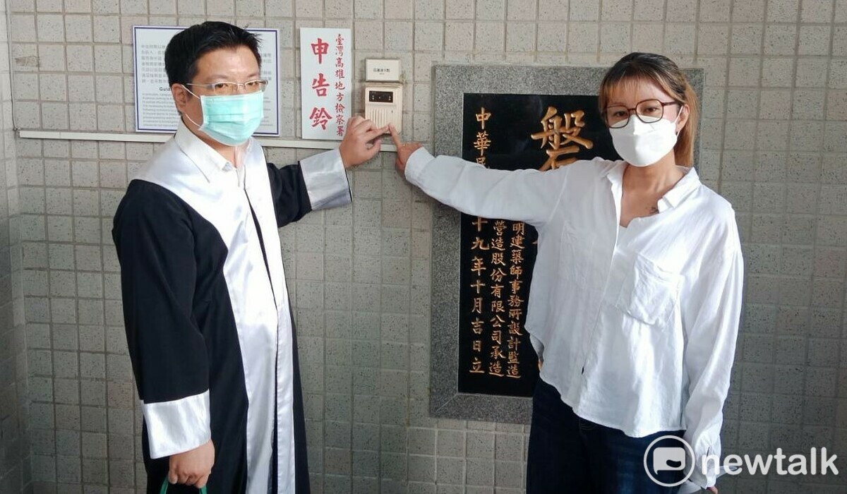 周銹玉(右)由律師陪同按鈴申告許采蓁。 圖：孫家銘攝