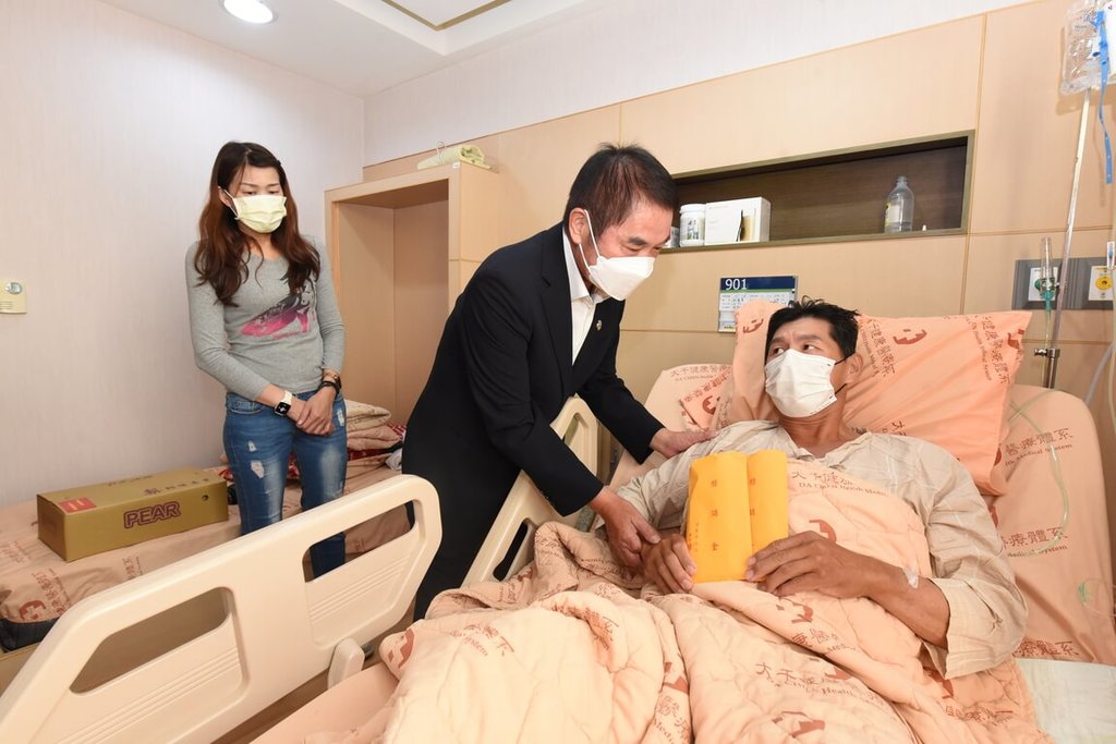 苗栗市2日發生隨機傷人案件造成3人受傷，其中為幫學童報警的林姓男子（右）胸、腹及背部遭刺重傷，經大千醫療團隊急救手術後脫險，已從ICU轉普通病房，縣長鍾東錦（中）8日探視慰問。（苗栗縣政府提供）中央社記者管瑞平傳真　114年10月8日