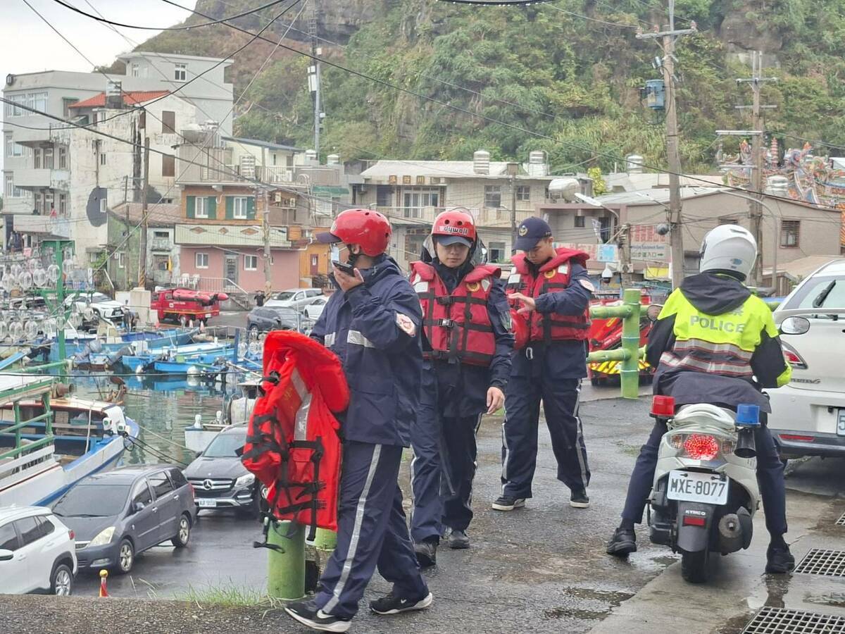 警消單位在岸際對失聯男子展開協尋。 圖：翻攝自「記者爆料網」