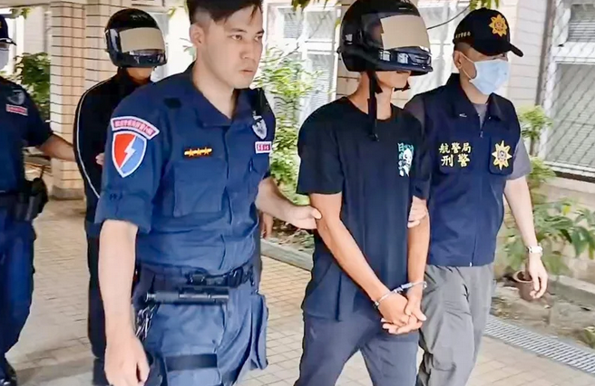 涉嫌毒品走私的兩名男子遭警方羈押帶回。 圖：航警局提供