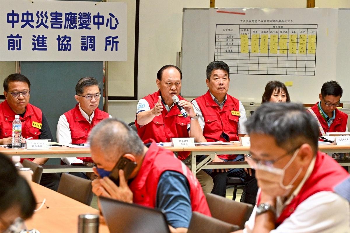 中央災害應變中心前進協調所今（8）日召開第28次工作會報後記者會，由總協調官季連成政務委員說明光復鄉災後復原最新進度。 圖：行政院提供