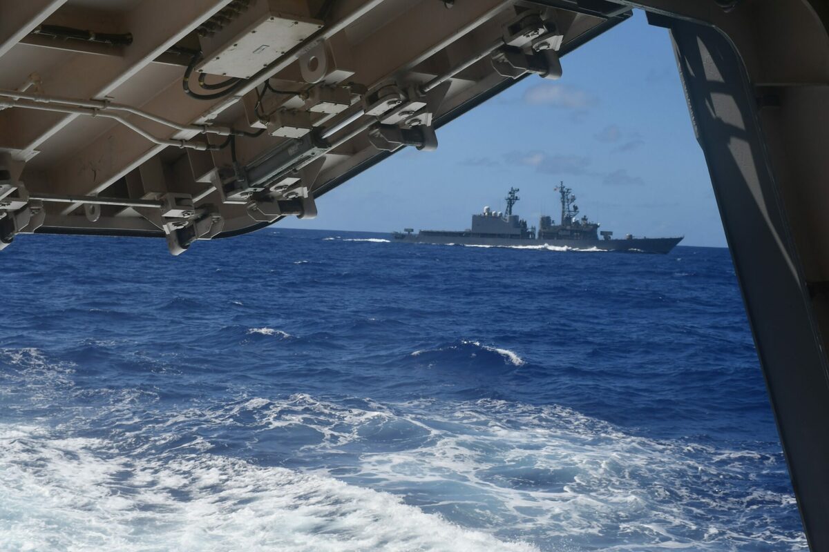 日本海上自衛隊（JMSDF）近日在台灣東方約100公里先島群島（Sakishima Islands）的南方海域，進行罕見布雷演習。圖為掃雷母艦「浦賀號（JS Uraga，MST-463）」，開啟尾部布雷門快速部署海雷；遠方為護航艦「澤霧號（JS Sawagiri，DD-157）」。 圖：翻攝JMSDF