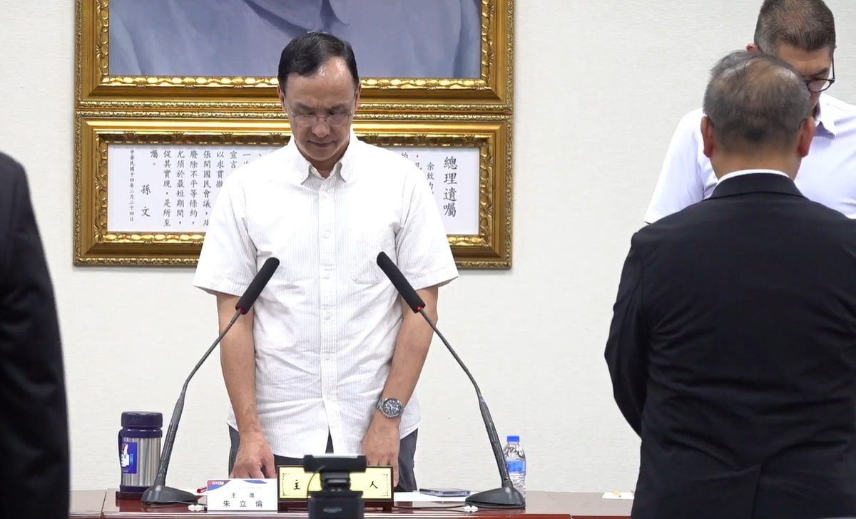國民黨舉行中常會期間，默哀30秒向不幸離世的桃園市工程行老闆林鴻森致意。 圖：擷取自國民黨臉書