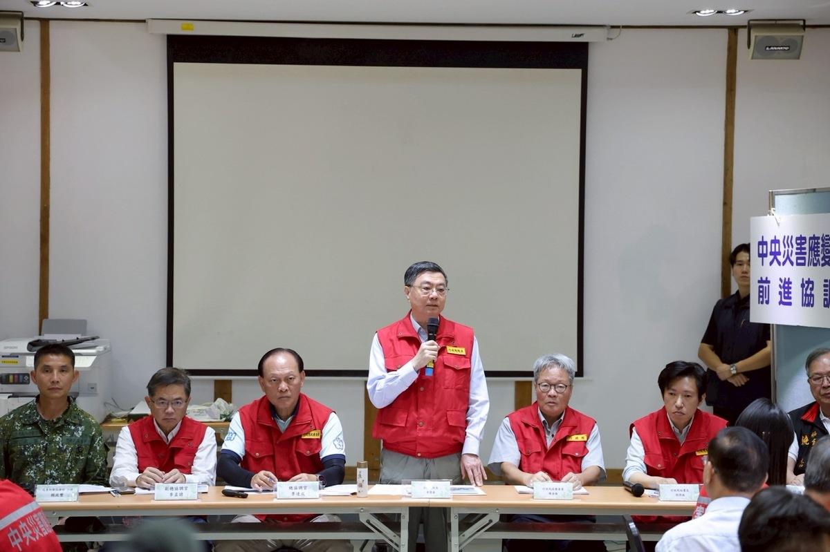 行政院長卓榮泰8日三度到花蓮光復勘災，上午又有居民收到疏散簡訊，張育萌直言，太離奇了，卓榮泰到災區勘災三次，每次去，縣府就會亂發警報。 圖：行政院提供