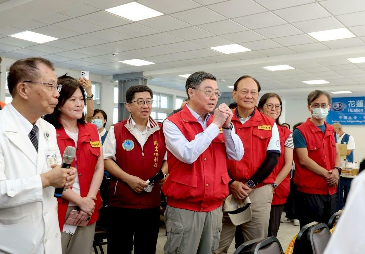 行政院長卓榮泰今(8)日慰勉醫療站第一線醫護同仁辛勞及防疫貢獻。 圖：行政院提供