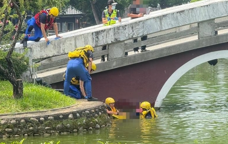救援人員獲報後趕抵現場，將湖面的男性遺體打撈上岸。 圖：警方提供
