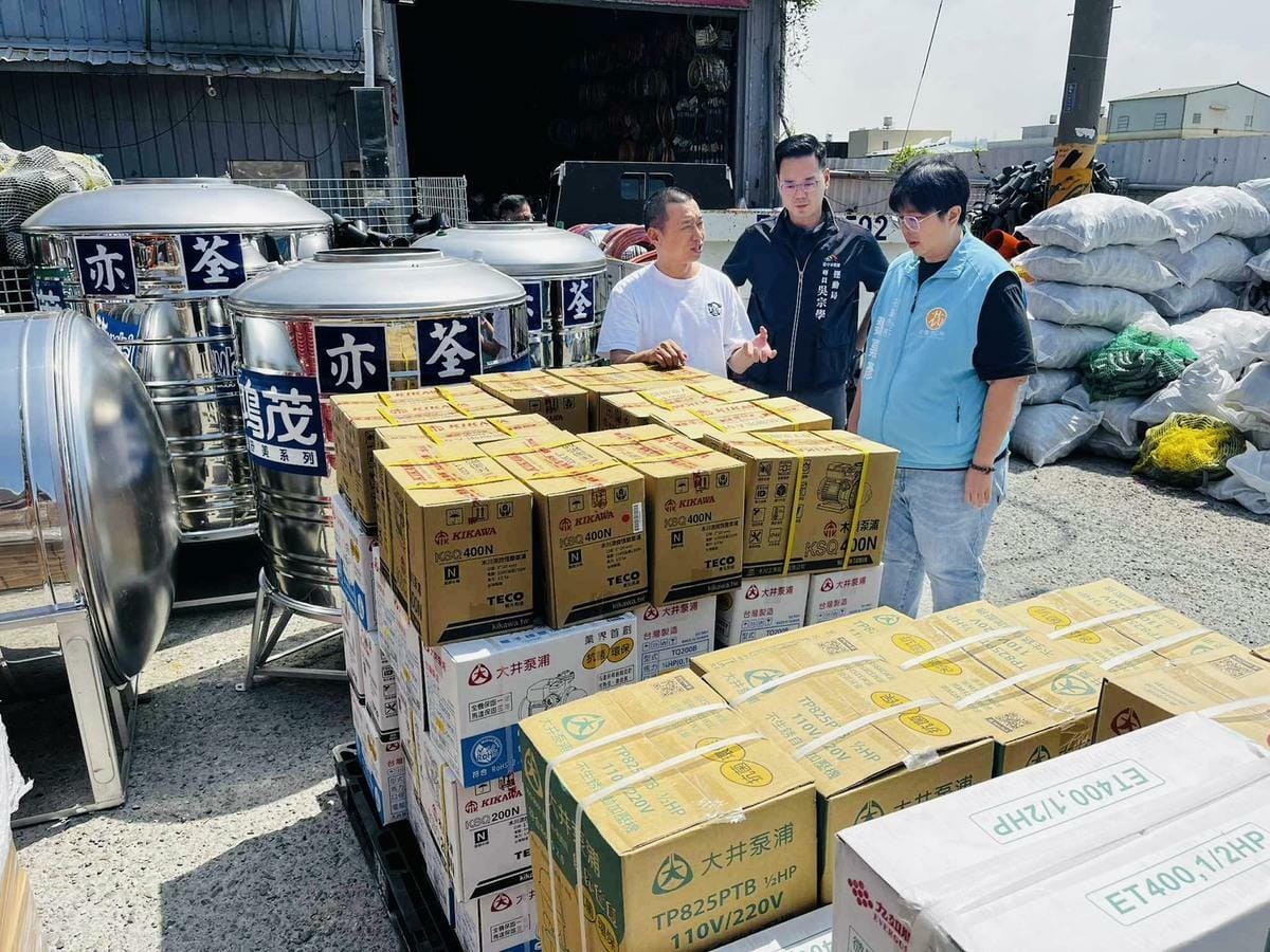 台中市亦荃水電材料行陳義仁老闆追隨台中市長盧秀燕「人飢己飢、人溺己溺」的行動，捐出價值超過百萬元的水電材料送抵花蓮。 圖：吳宗學/提供