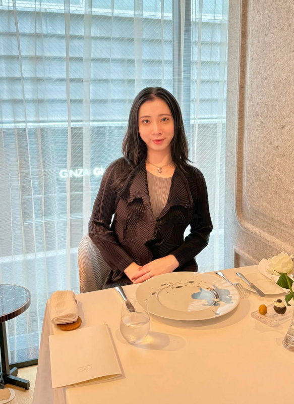 北捷的「優先席」逼讓位事件鬧得沸沸揚揚，其中被老婦人逼讓座的年輕人不堪其擾，最後一腳把老婦人踹飛的影片爆紅，事後該名年輕人也被起底，是台大畢業高材生「Fumi阿姨」。 圖：取自Fumi阿姨 IG