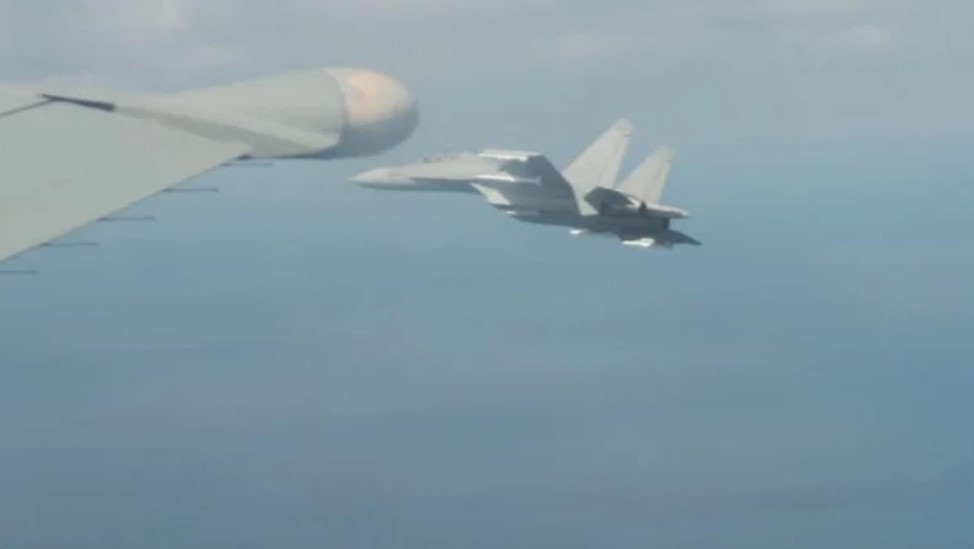 當偵察機遇到敵方戰機，都會明顯屈居劣勢。圖為中國戰鬥機於東海空域迫近加拿大偵查機。 圖：翻攝自 X《Collin Koh》