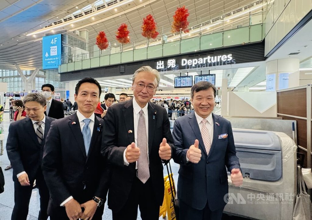 日華議員懇談會（日華懇）會長古屋圭司上午率團赴台參加雙十國慶，駐日代表李逸洋（右）到羽田機場送行。左1為眾議員、自民黨青年局長代理、國際部長平沼正二郎。 中央社記者楊明珠東京攝 114年10月9日