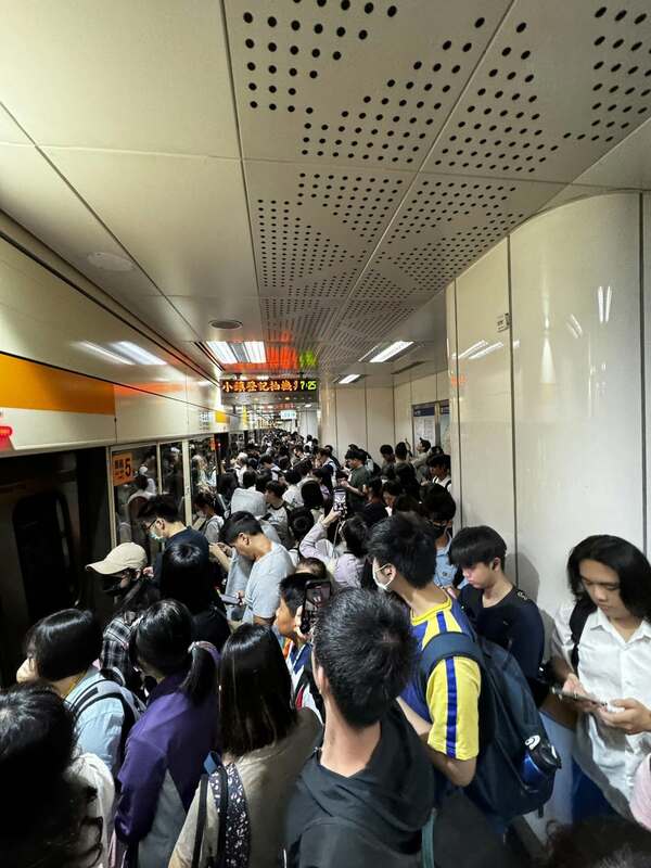 今(9)日上午台北捷運「中和新蘆線」往南勢角方向的列車，台北橋站發生故障，影響不少通勤族的動線。 圖：取自gordon._.190 threads