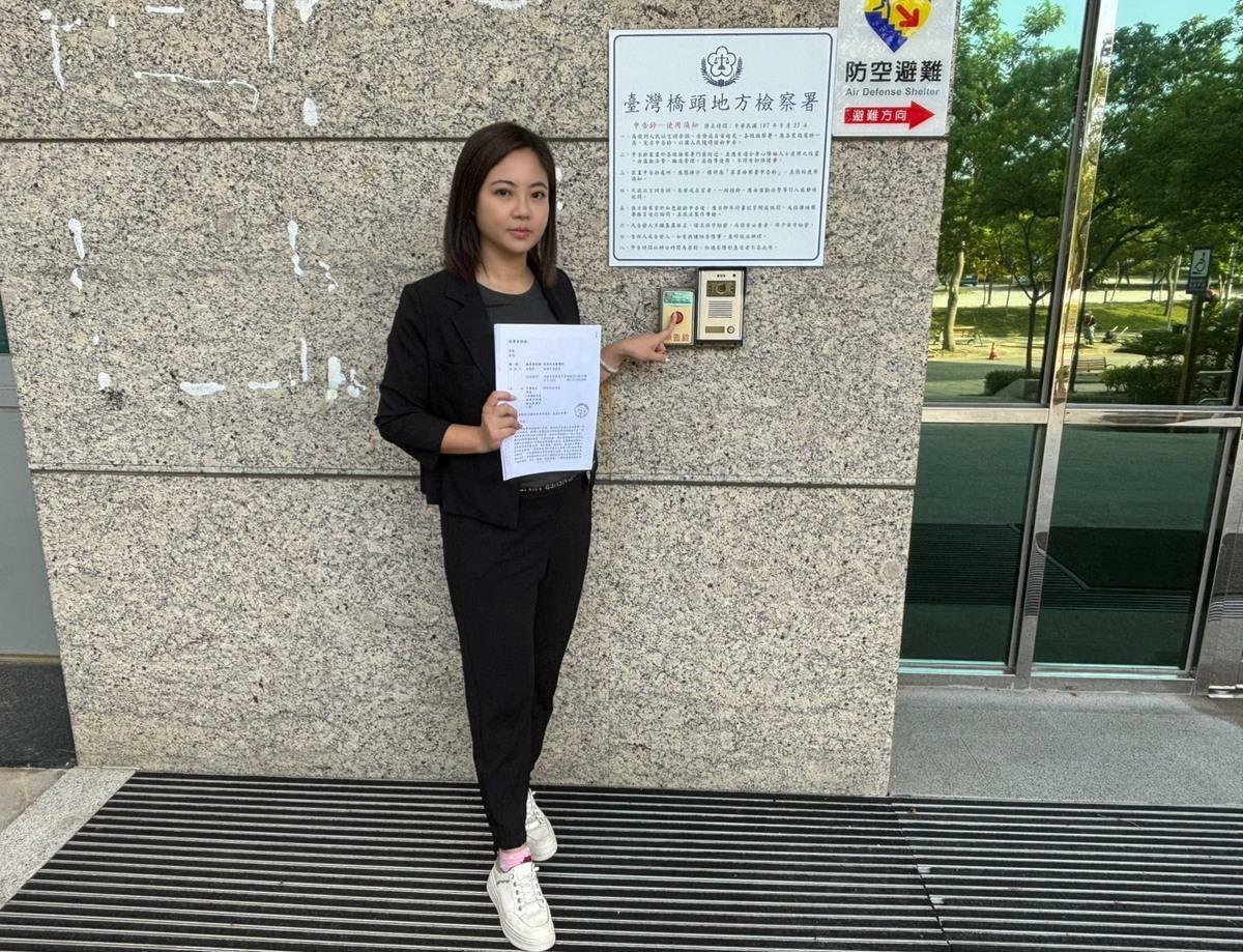國民黨官方粉專圖卡將美濃盜採砂石案人物關係圖惡意連結邱議瑩團隊，遭惡意影射的林慧欣赴橋檢按鈴申告。 圖：邱議瑩競選總部/提供