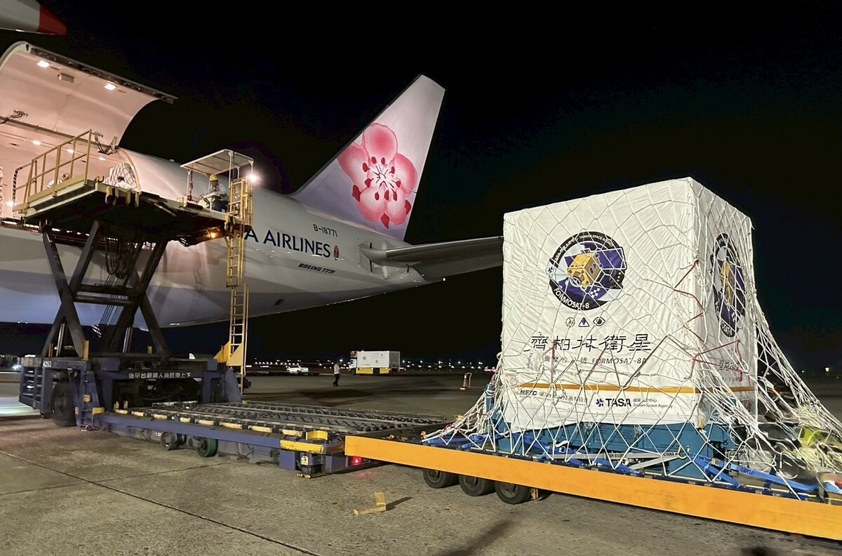 昨晚，華航以 777F 貨機協助國家太空中心將「福爾摩沙衛星八號」首顆衛星載運至美國洛杉磯機場。 圖：中華航空／提供