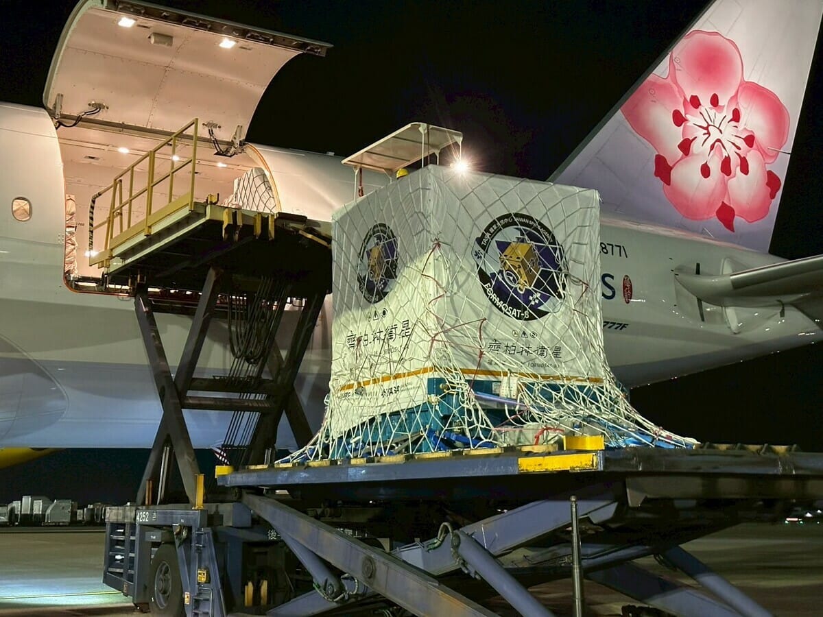 由華航負責載運至美國的「福爾摩沙衛星八號」首顆衛星屬於高敏感設備，且總重高達11噸。 圖：中華航空／提供