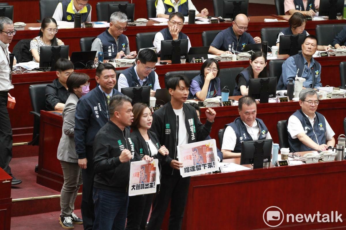 民眾黨台北市議員黃瀞瑩、張志豪、陳宥丞今在議會送網紅「館長」產品「大聲漢」給台北市長蔣萬安。 圖：周煊惠／攝