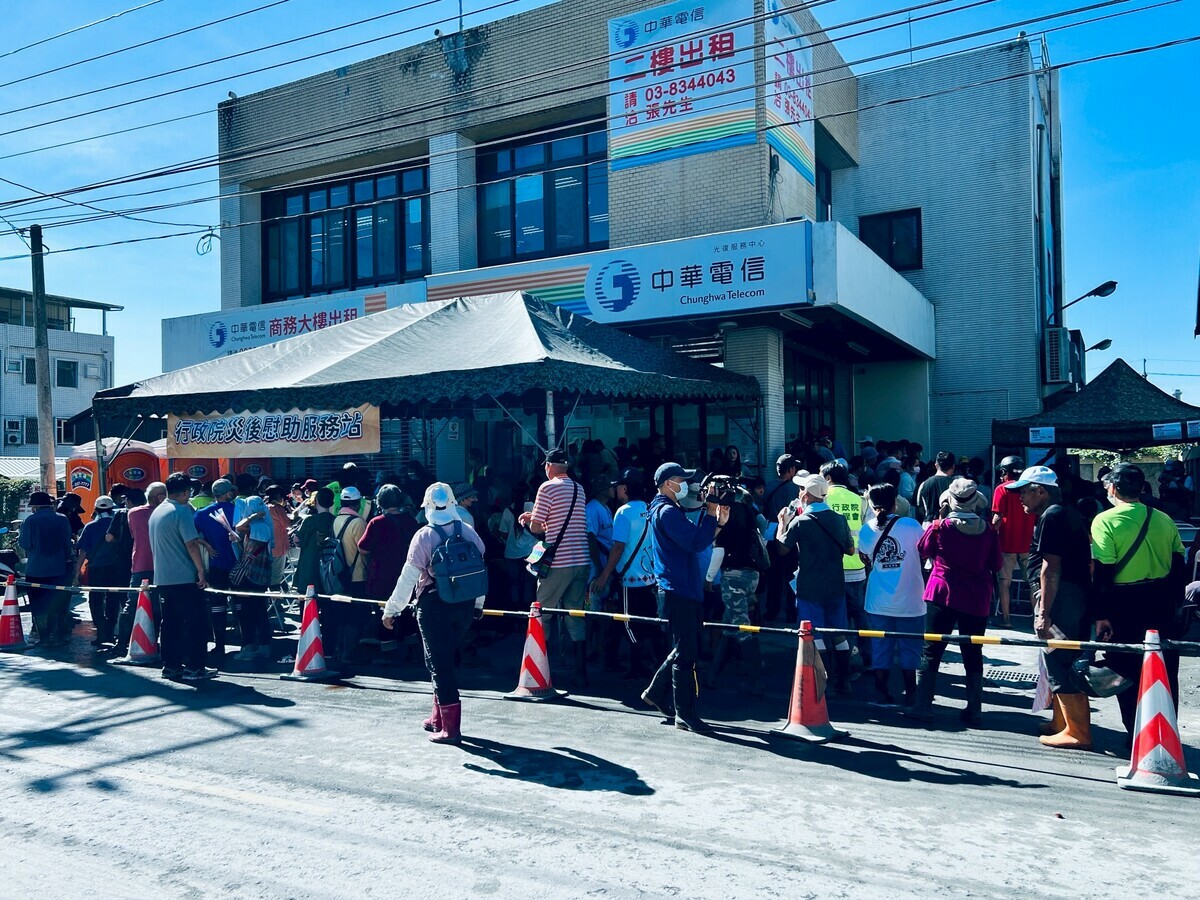 中央「家園支持三方案」每戶慰助金計35萬元，昨（8）日完成225戶匯款入帳，今（9）天將再匯出306戶，累計約530戶。 圖：行政院提供