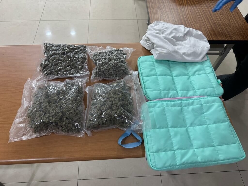 刑事局接獲通報，一件英國寄來的國際包裹內夾藏1.2公斤大麻花，警方不動聲色跟監包裹流向，日前先後逮捕收件者以及幕後主嫌等4人，其中3人遭高雄地檢署聲押獲准。（南部打擊犯罪中心提供）中央社記者洪學廣傳真　114年10月9日