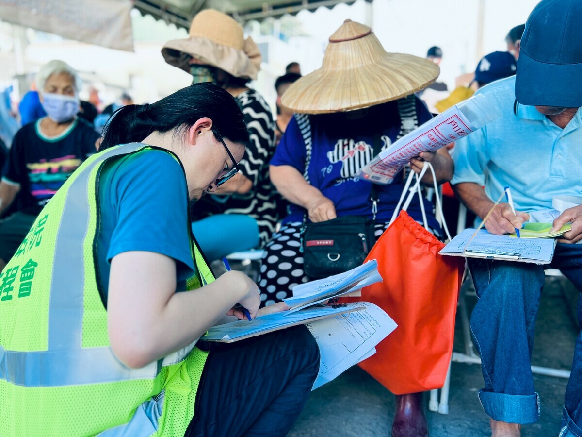 政務委員兼行政院工程會主委陳金德表示，一站式慰助服務在國慶連假期間不中斷運作，將持續到10月12日，協助災民辦理申請與資料補正。 圖：行政院提供