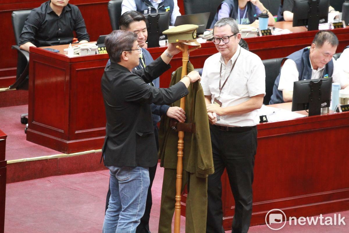 民進黨台北市議員陳賢蔚今贈送軍裝諷刺市長蔣萬安「威權」、「這是仿造你阿祖的服裝」。 圖：周煊惠 / 攝