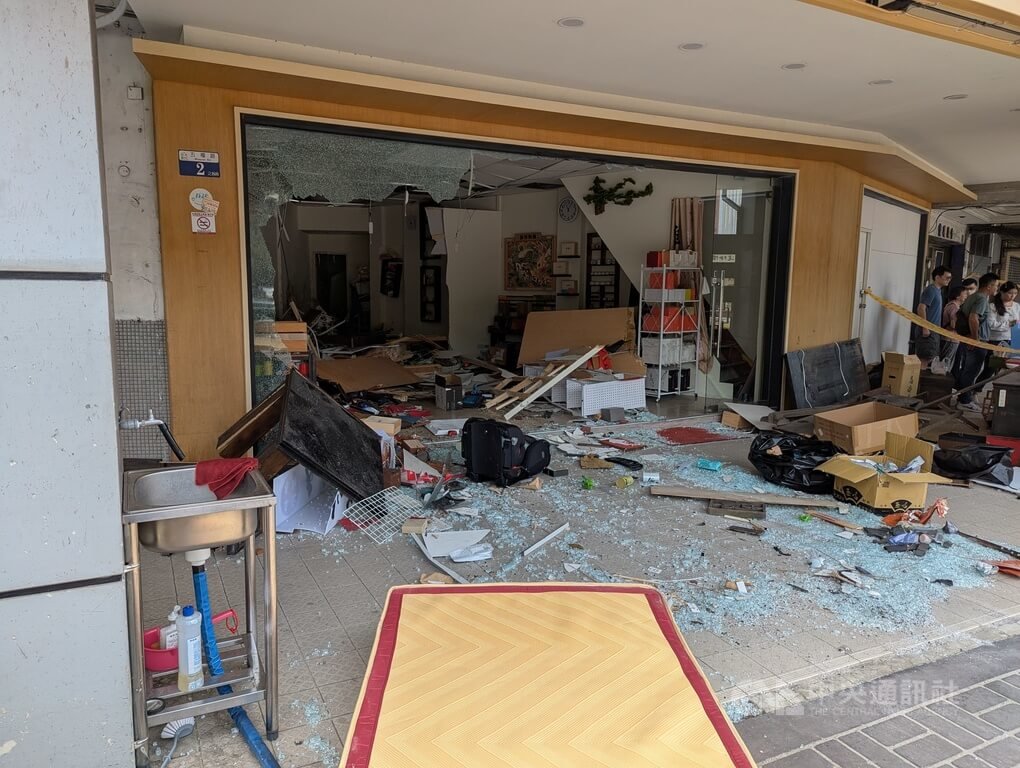 台中西區1家茶葉行9日凌晨遭劉姓男子開車衝撞，店面散落玻璃碎片，居住在店面隔間的1對母子遭撞，造成1死1傷，劉男也受傷送醫，現場滿目瘡痍。中央社記者蘇木春攝  114年10月9日