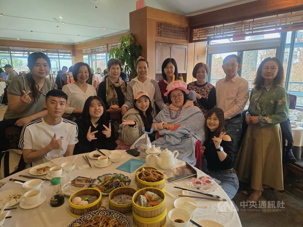 過去近半年來，Sora（前右2）的朋友、溫哥華台灣僑胞、駐溫哥華經濟文化辦事處官員等許多人每天到醫院陪伴她，讓她喜獲重生，如今眾人陪她一起開心過生日。中央社記者程愛芬溫哥華攝　114年10月9日