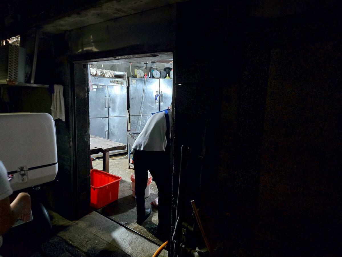 寧夏夜市「林記臭豆腐」遭波及黑心豬腸案，業者封存食材、停賣大腸並道歉，衛生局追查源頭為百威食品。 圖：北市衛生局／提供