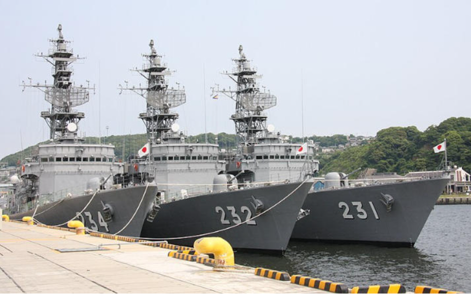 日本修改「防衛裝備轉移三原則」；屆退的「阿武隈級」護衛艦將可能成為第一批開放殺傷性武器對外出口武器。 圖：翻攝自新浪網（資料照片）