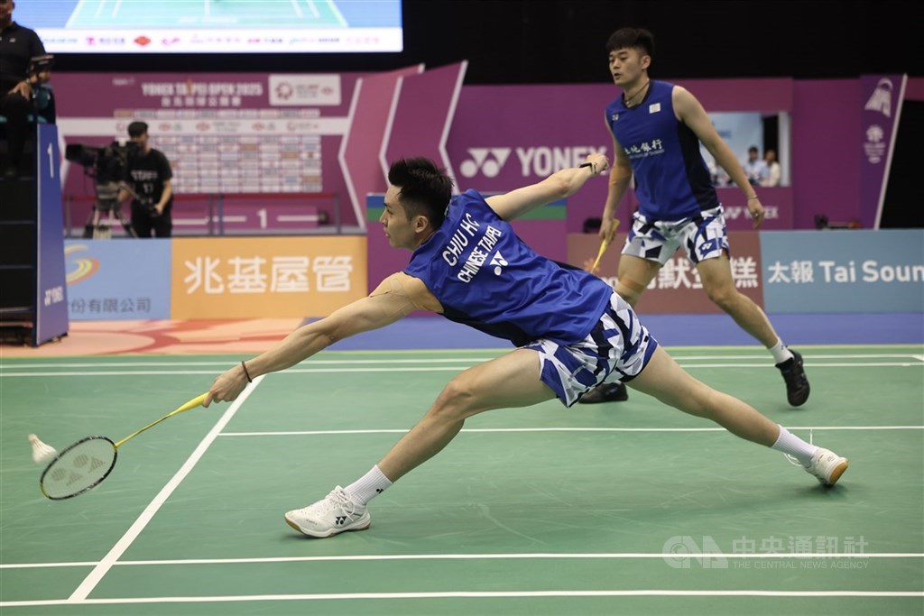 台灣組合王齊麟（後）、邱相榤（前）北極羽球賽遭淘汰。（中央社檔案照片）
