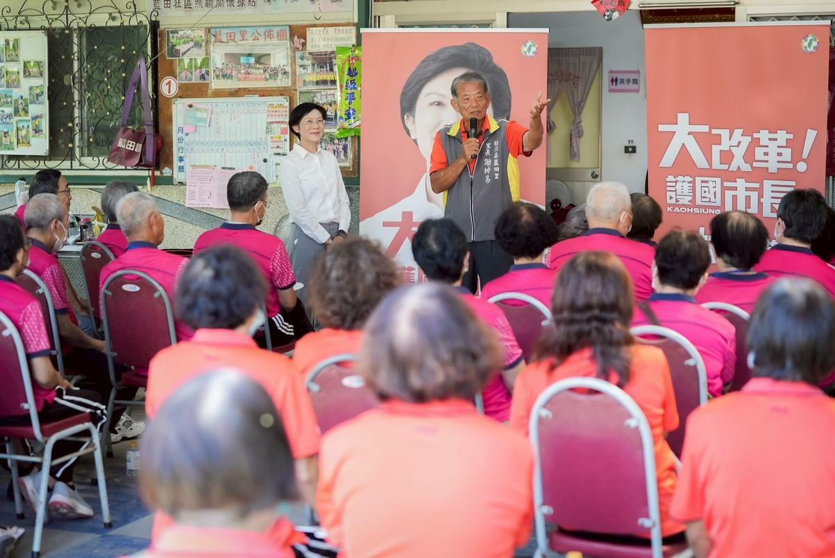 謝坤易(中右)邀請林岱樺(中左)至楠梓區藍田里長照據點座談。 圖：林岱樺服務處/提供