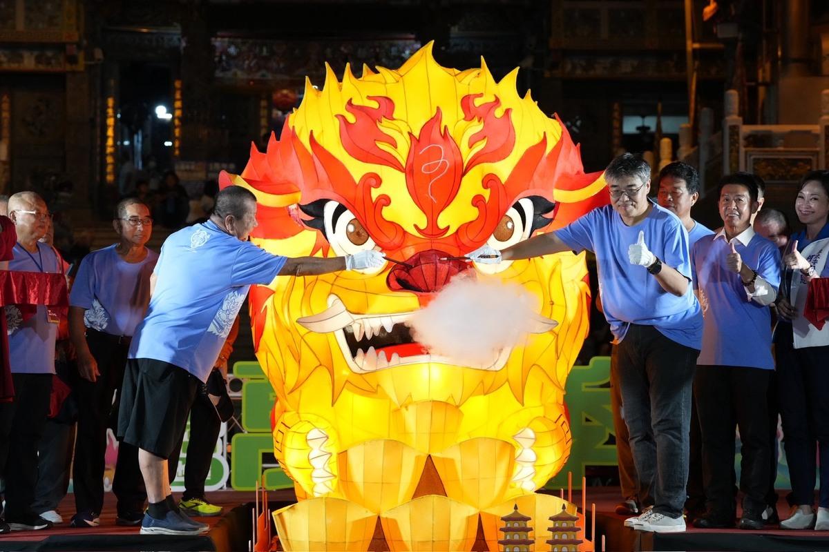 李懷仁(右三)及黃慶國(左三)為火獅點睛。 圖：高雄市民政局/提供