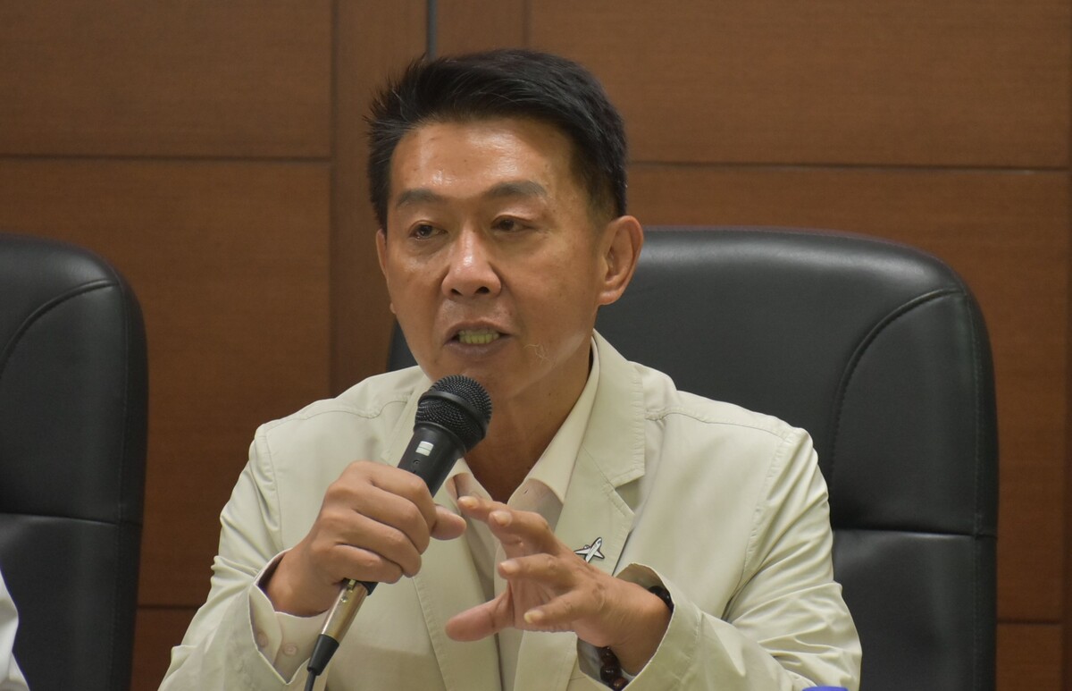 許智傑表示世上中藥無百分之百的完美，其容許量不影響健康，亦符合法規，食藥署也證明這點。 圖：孫家銘攝