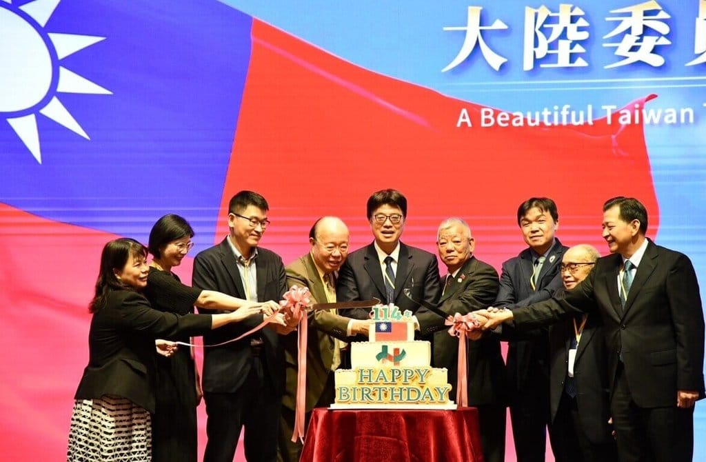 陸委會9日舉辦國慶晚宴，來自港澳的台商台鄉社團、留台港澳學生、在台港澳團體與各界重要人士等近300名賓客，一同慶賀中華民國第114個生日，陸委會主委邱垂正（中）在會上致詞。 圖：陸委會提供