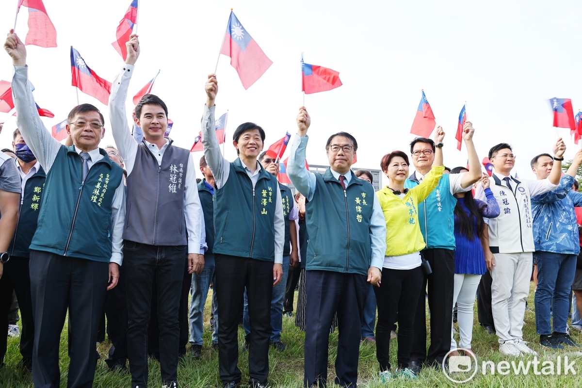 為慶祝國家生日，台南市政府在市府西拉雅廣場舉辦國慶升旗典禮，由台南市長黃偉哲率市府團隊出席，並邀集各級民意代表及市民朋友齊聚一堂，共同歡度國慶。 圖：台南市政府提供