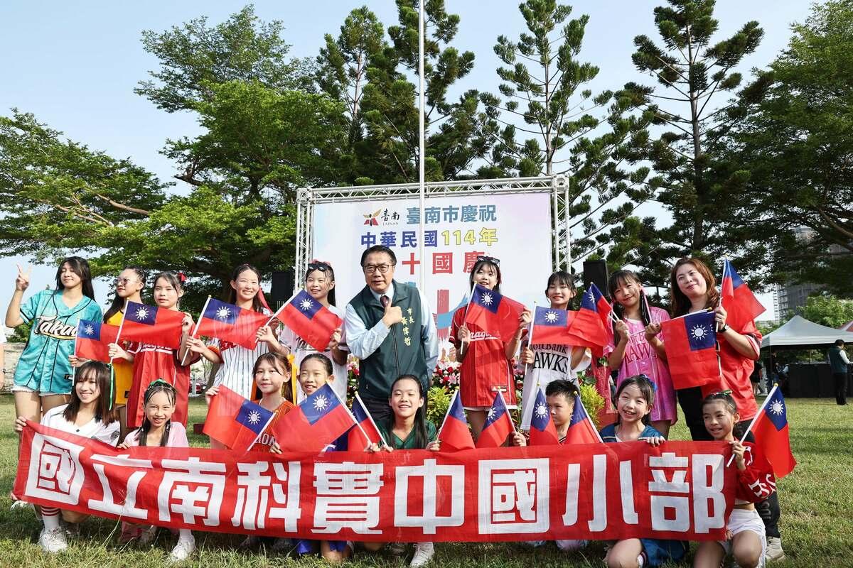 為慶祝國家生日，台南市政府在市府西拉雅廣場舉辦國慶升旗典禮，由台南市長黃偉哲率市府團隊出席，並邀集各級民意代表及市民朋友齊聚一堂，共同歡度國慶。 圖：台南市政府提供