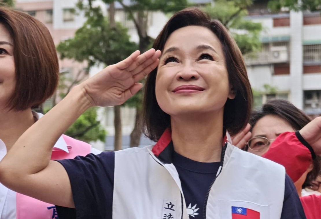 柯志恩參加左營果貿社區國慶升旗活動，宣示力拚明年帶領高雄重返執政。 圖：國民黨高雄市黨部/提供