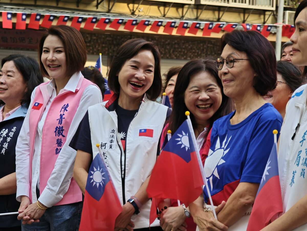 柯志恩(左三)、黃昭順(右二)、陳菁徽(左二)、李永萍(右三)及在地議員參加左營果貿社區國慶升旗活動。 圖：國民黨高雄市黨部/提供