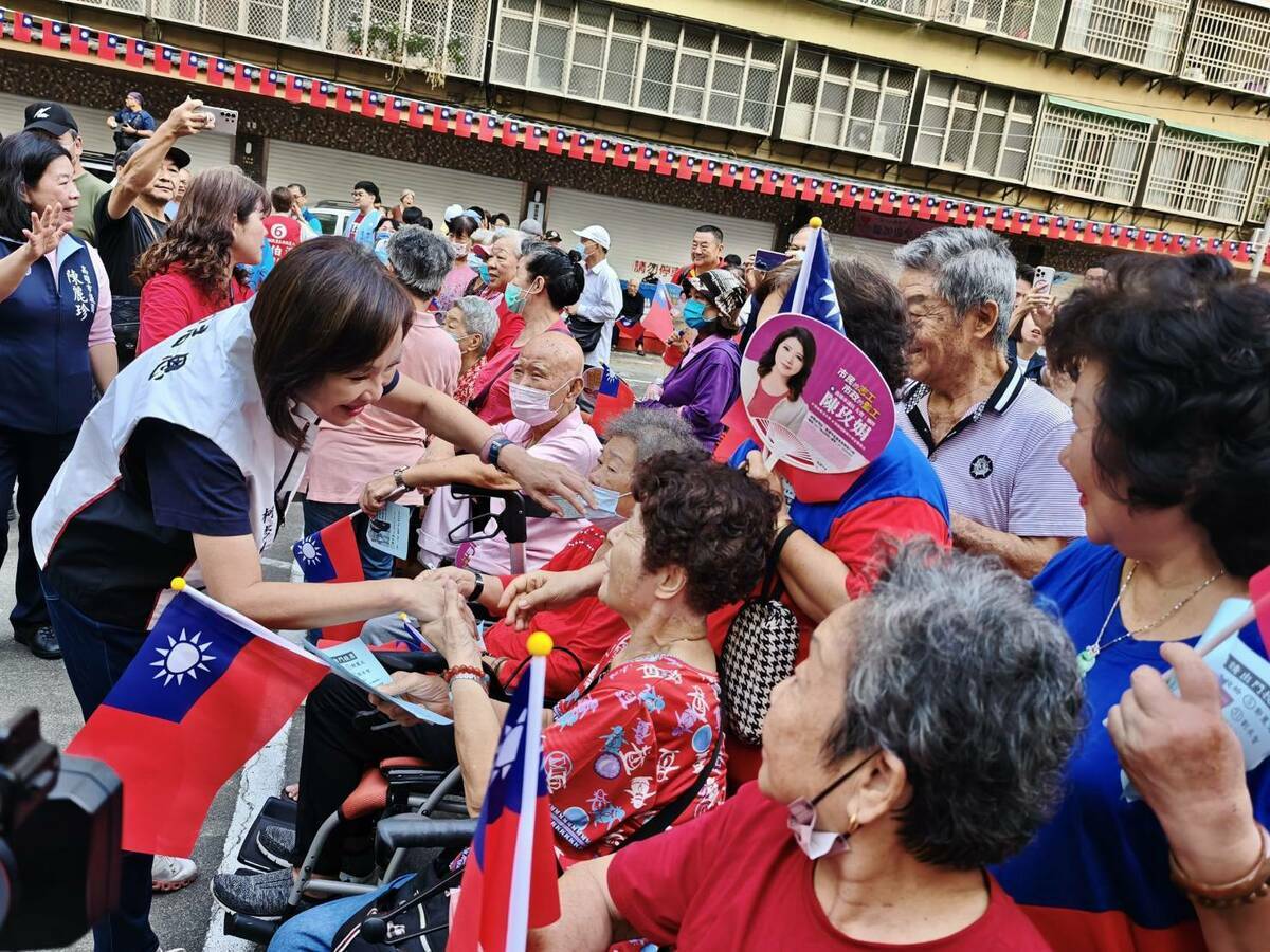 柯志恩逐一和民眾握手打招呼。 圖：國民黨高雄市黨部/提供