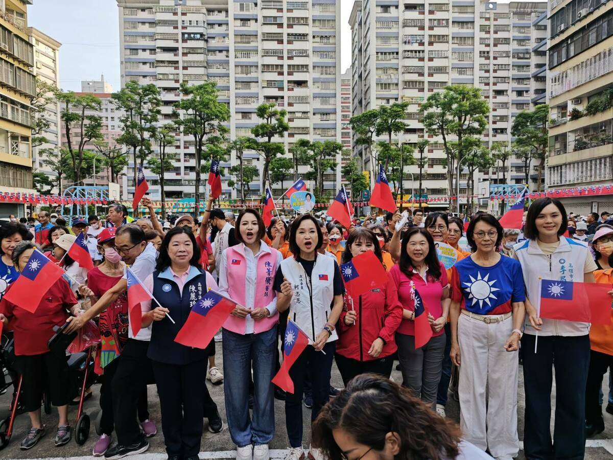 左營果貿社區國慶升旗活動凝聚國民黨高雄2026年能量。 圖：國民黨高雄市黨部/提供