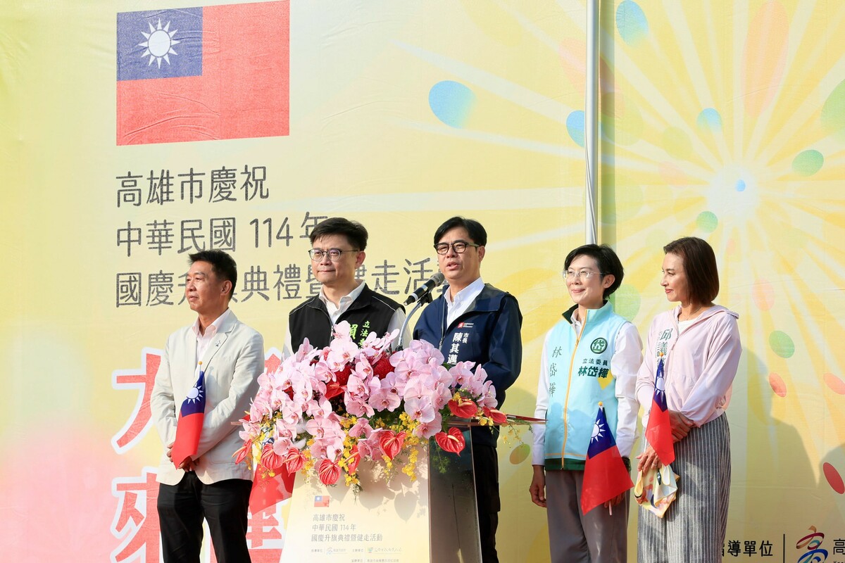 陳其邁(中)帶著四位2026高雄市長參選人上台致詞。 圖：高雄市政府/提供