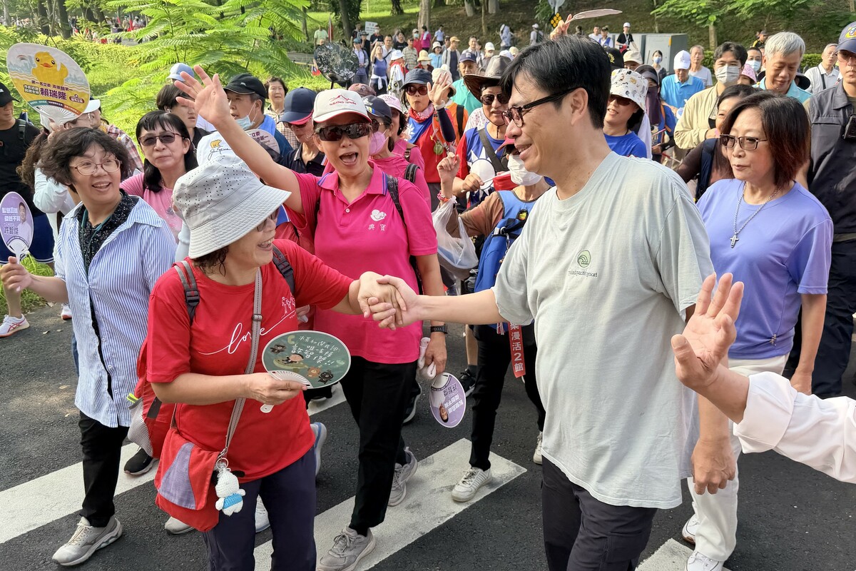 陳其邁(右二)健走時沿途與熱情民眾互動。 圖：高雄市政府/提供