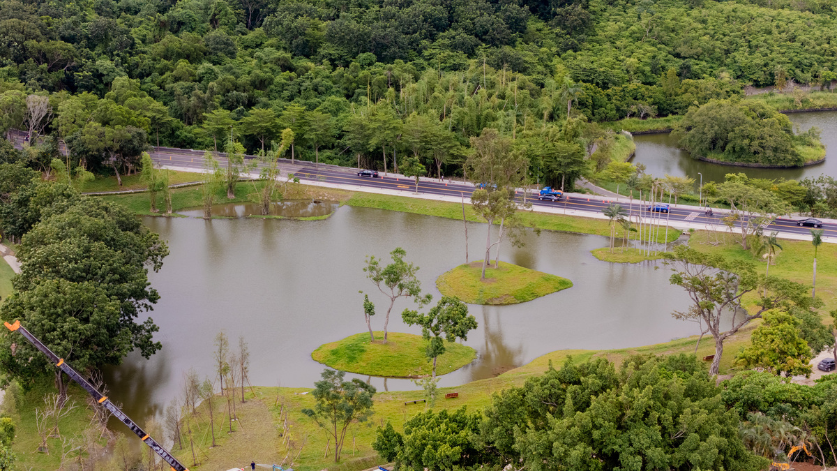 果嶺自然公園與園外道路之間不再有隔閡。 圖：高雄市政府/提供